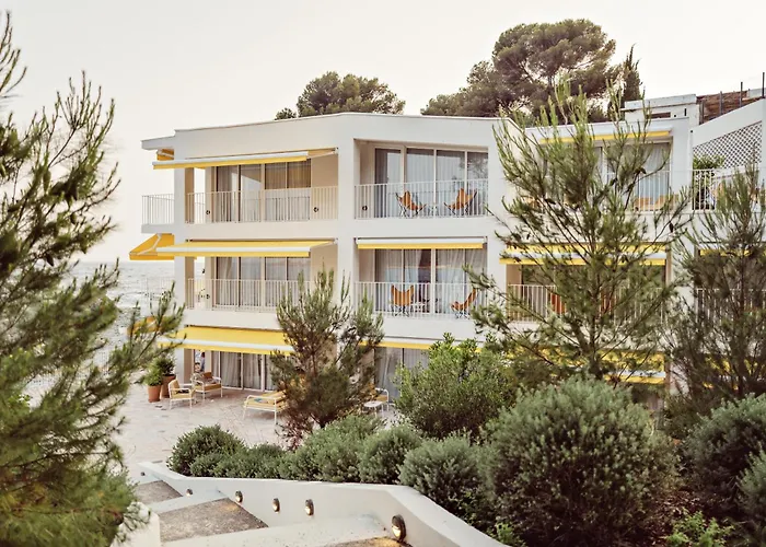 Les Roches Rouges, A Beaumier Hotel